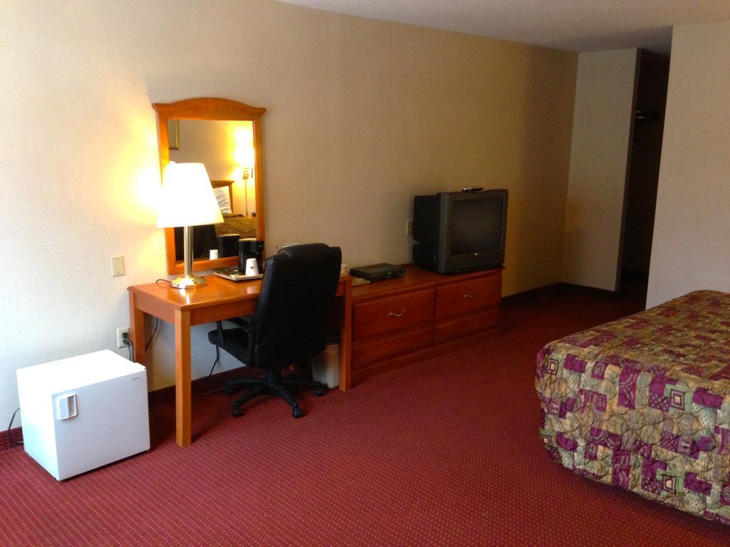 Red Roof Inn Plus+ Poughkeepsie Exterior photo